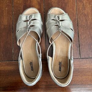 Earth Aloha Women’s Metallic Washed Leather Gold Gladiator Sandal Size 7